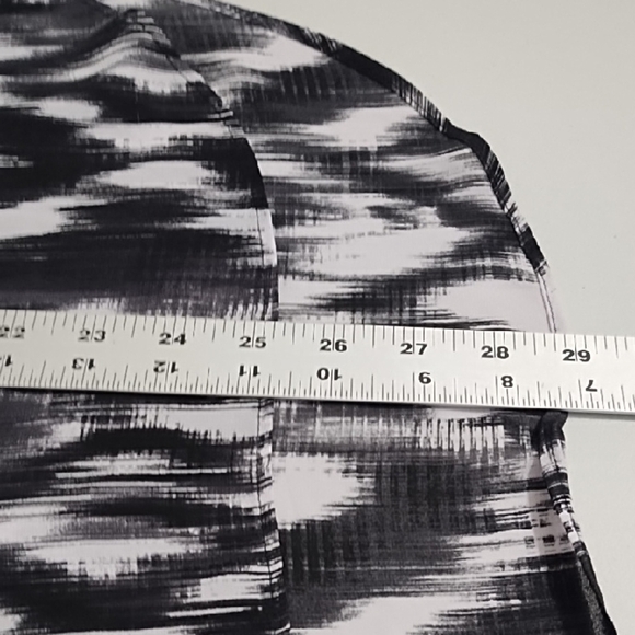 Black and White Relaxed Graphic Tunic Blouse Lightweight 3/4 Sleeve V-neck - Picture 9 of 14